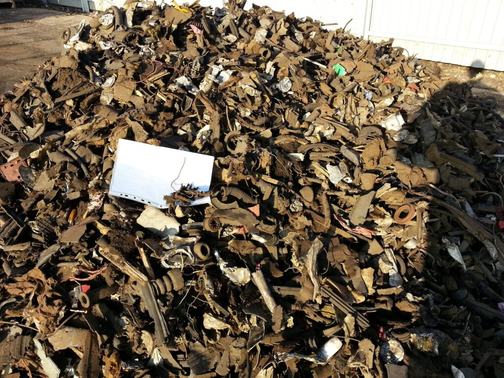 Mucchi di rottami metallici nel processo di riciclaggio.