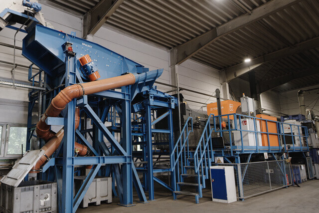 Batterierecycling mit SPALECK Siebmaschine und Förderrinne und einem XRT-Sortiergerät von TOMRA
