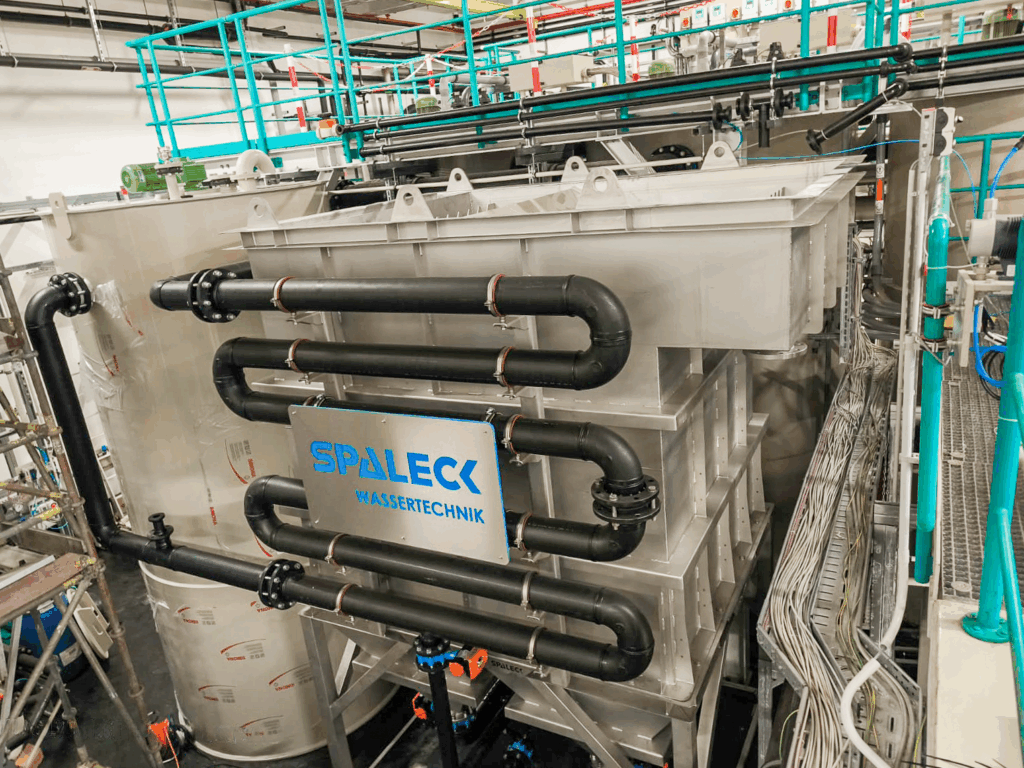 SPALECK Wassertechnik installa una soluzione completa per il trattamento delle acque reflue | Trattamento delle acque nella produzione di chip con SPALECK | Depuratori a lamelle per il trattamento delle acque reflue nella produzione di chip | SPALECK