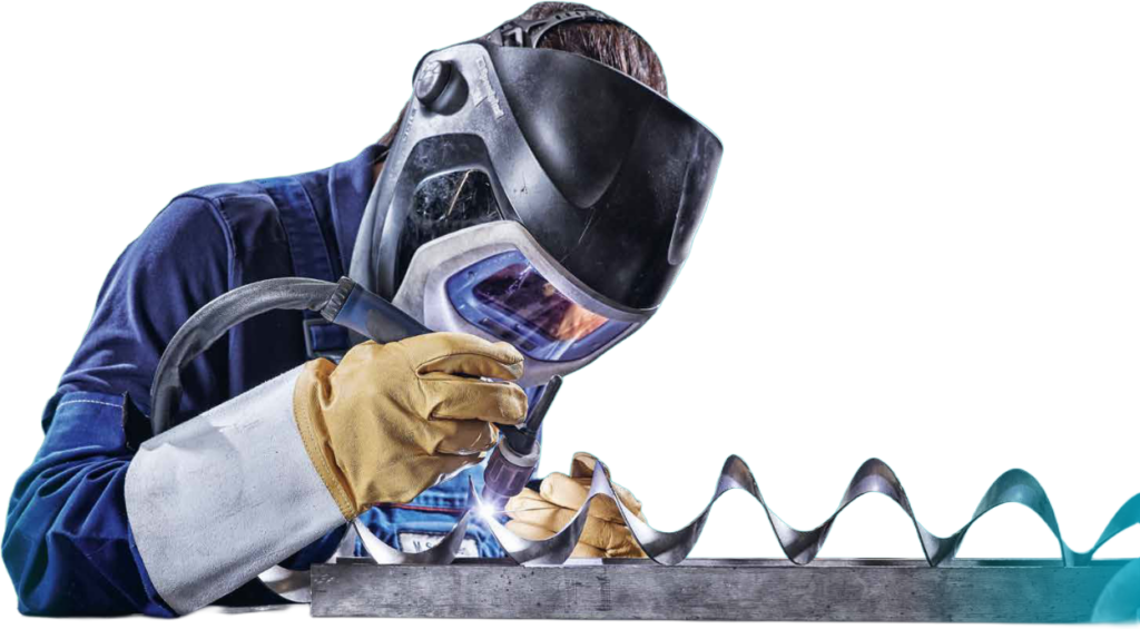 Un saldatore con maschera protettiva sta lavorando su una spirale metallica, MODUL69C RZ.
