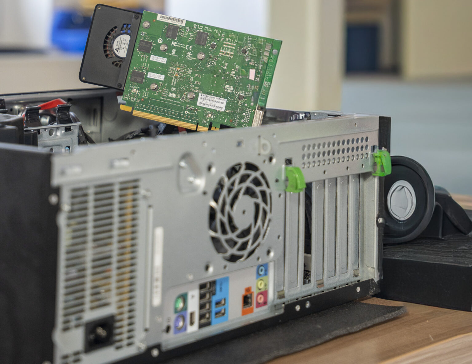 Computer aperto con hardware a vista, ideale per la formazione degli informatici specializzati in integrazione di sistemi.