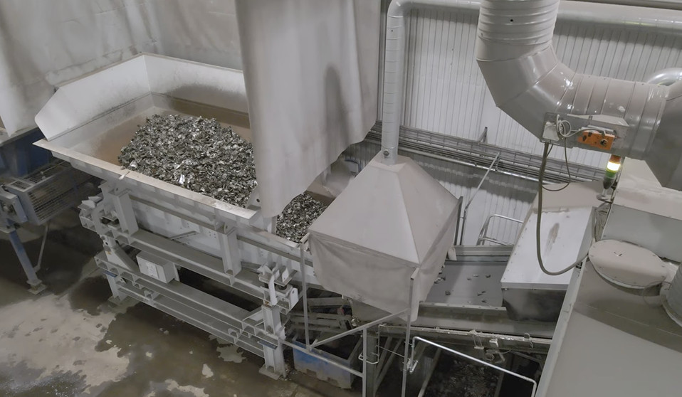Impianto industriale per la selezione XRF con ActiveFEED per l'ottimizzazione dell'alimentazione del materiale.
