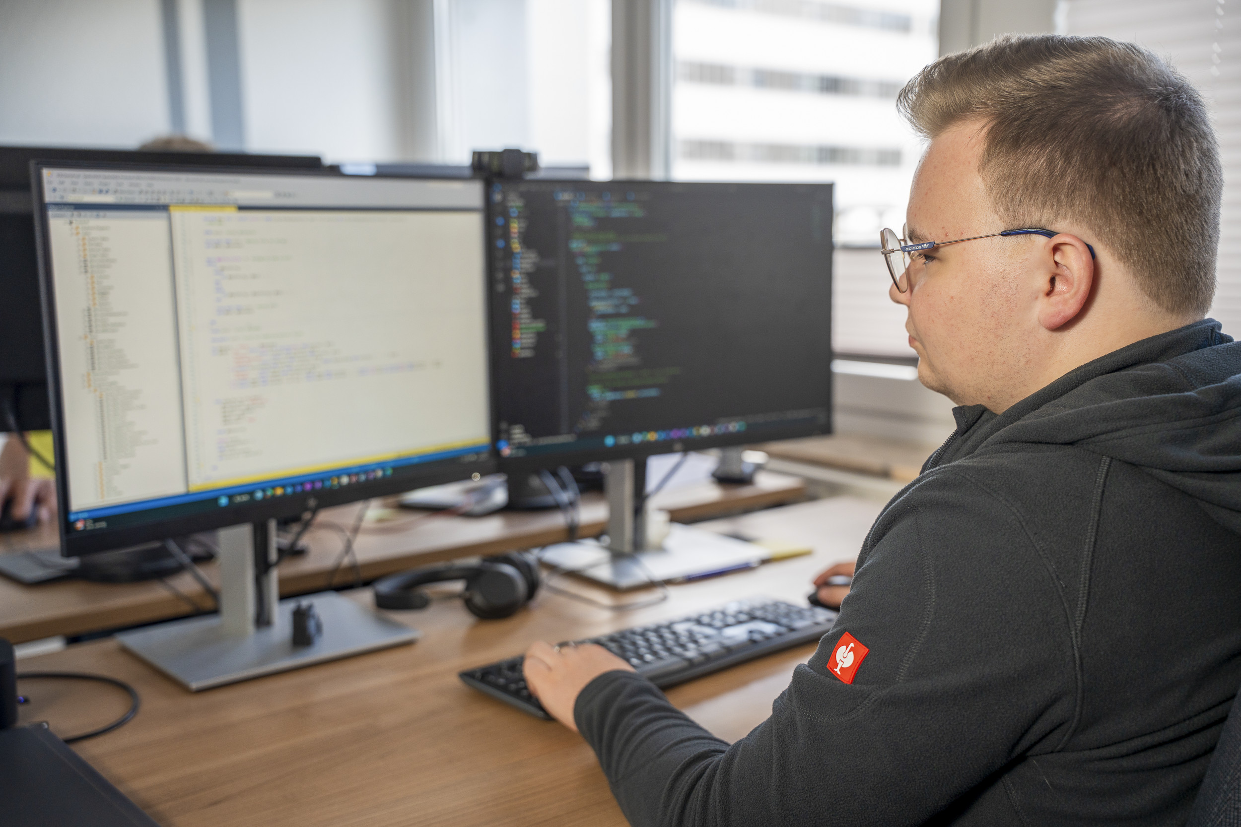 Un apprendista che sta studiando per diventare tecnico specializzato in integrazione di sistemi sta programmando al PC