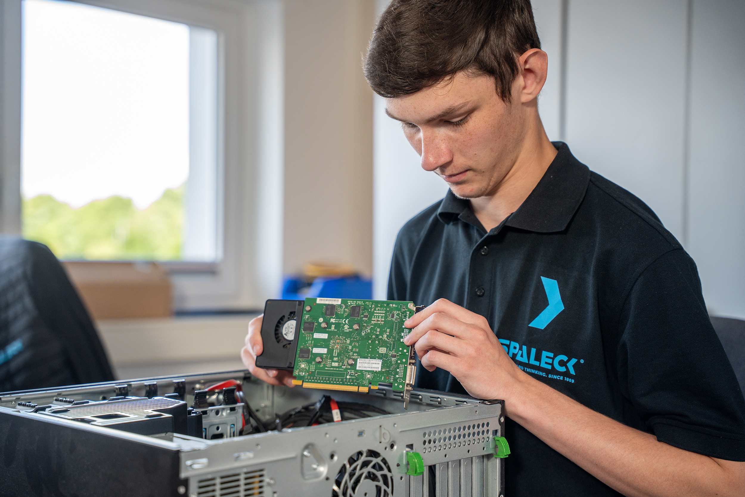 Un apprendista informatico specializzato in integrazione di sistemi sta lavorando al computer