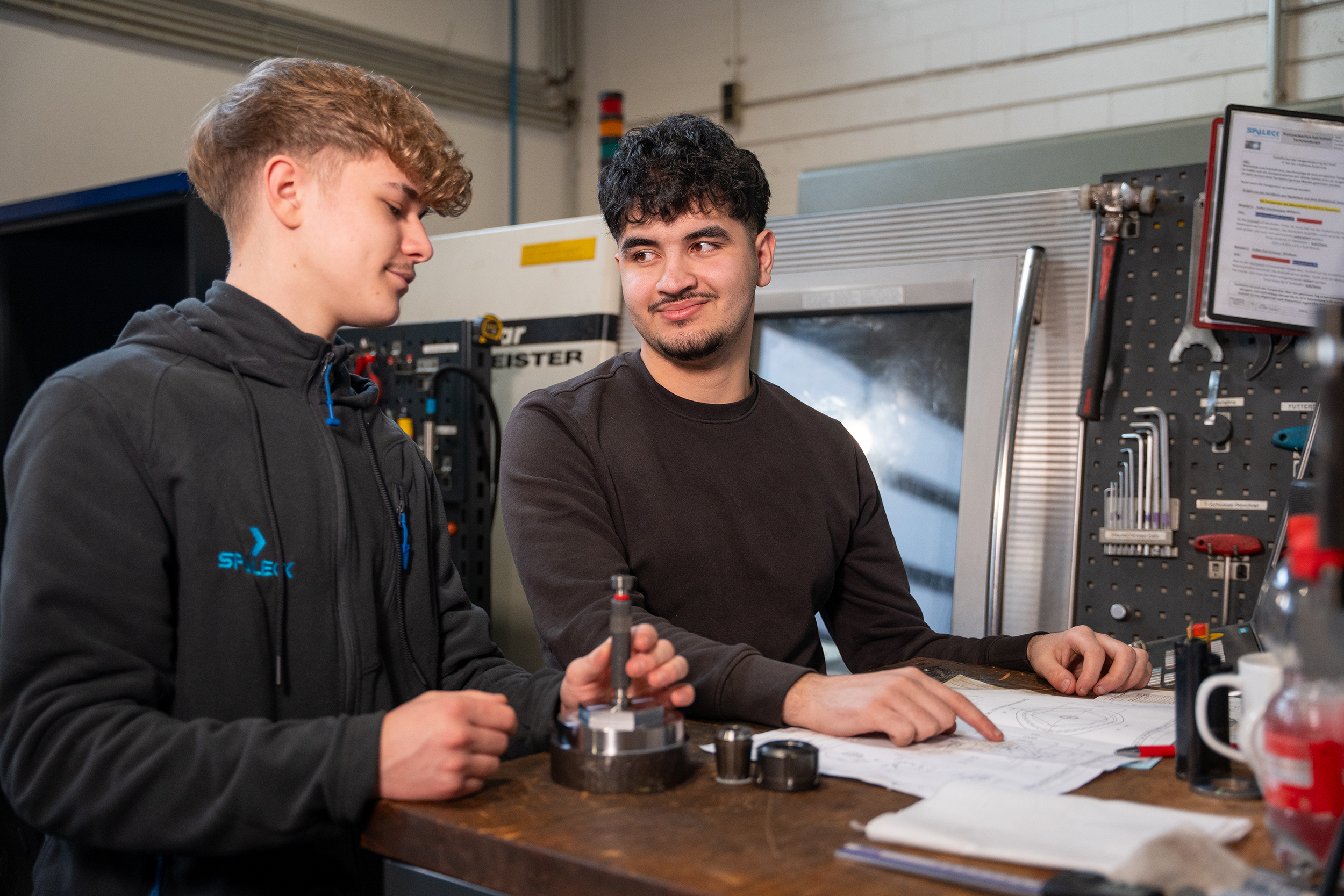 Due ragazzi in officina mentre seguono il corso di formazione per diventare meccanici di lavorazione con asportazione di trucioli presso SPALECK.