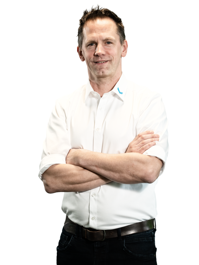 Un uomo in camicia bianca, simbolo del trattamento industriale delle acque – Spaleck Wassertechnik.