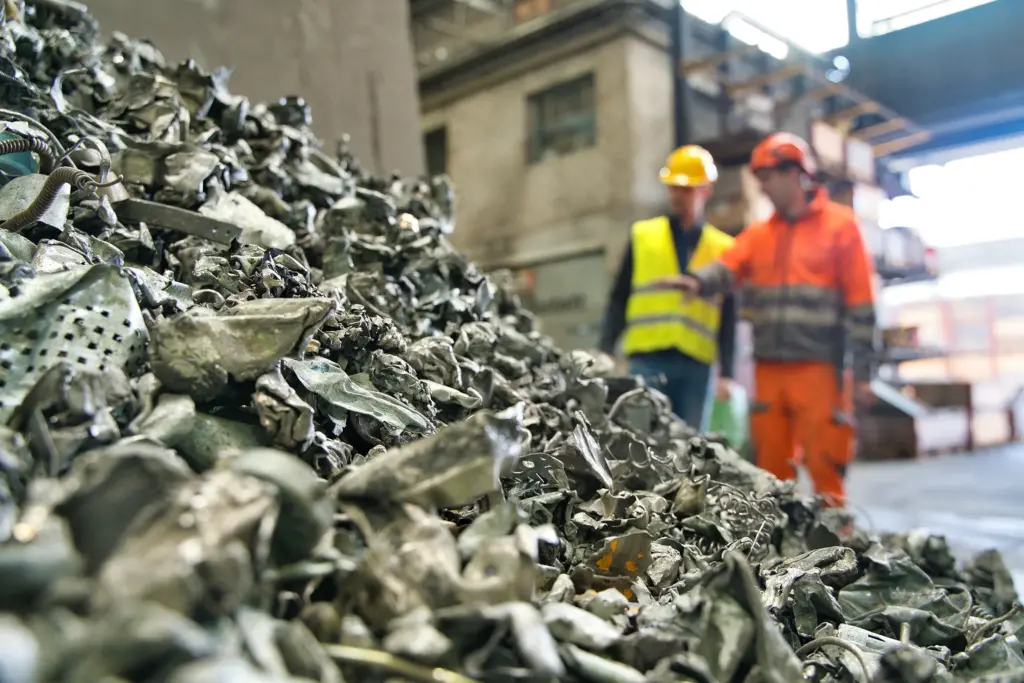 I rifiuti elettronici riciclati vengono separati in base al materiale: in questo caso, alluminio puro
