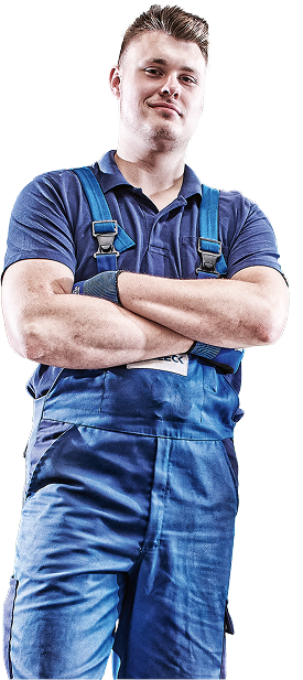 Persona in divisa da lavoro blu con le braccia incrociate.
