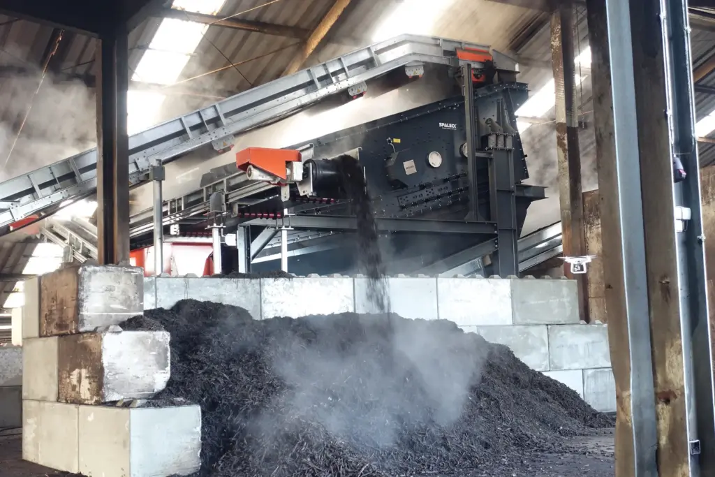 Vagliatrice SPALECK nella produzione di compost: in questo ambito offre il vantaggio di una vagliatura estremamente precisa e di un impegno di pulizia notevolmente ridotto