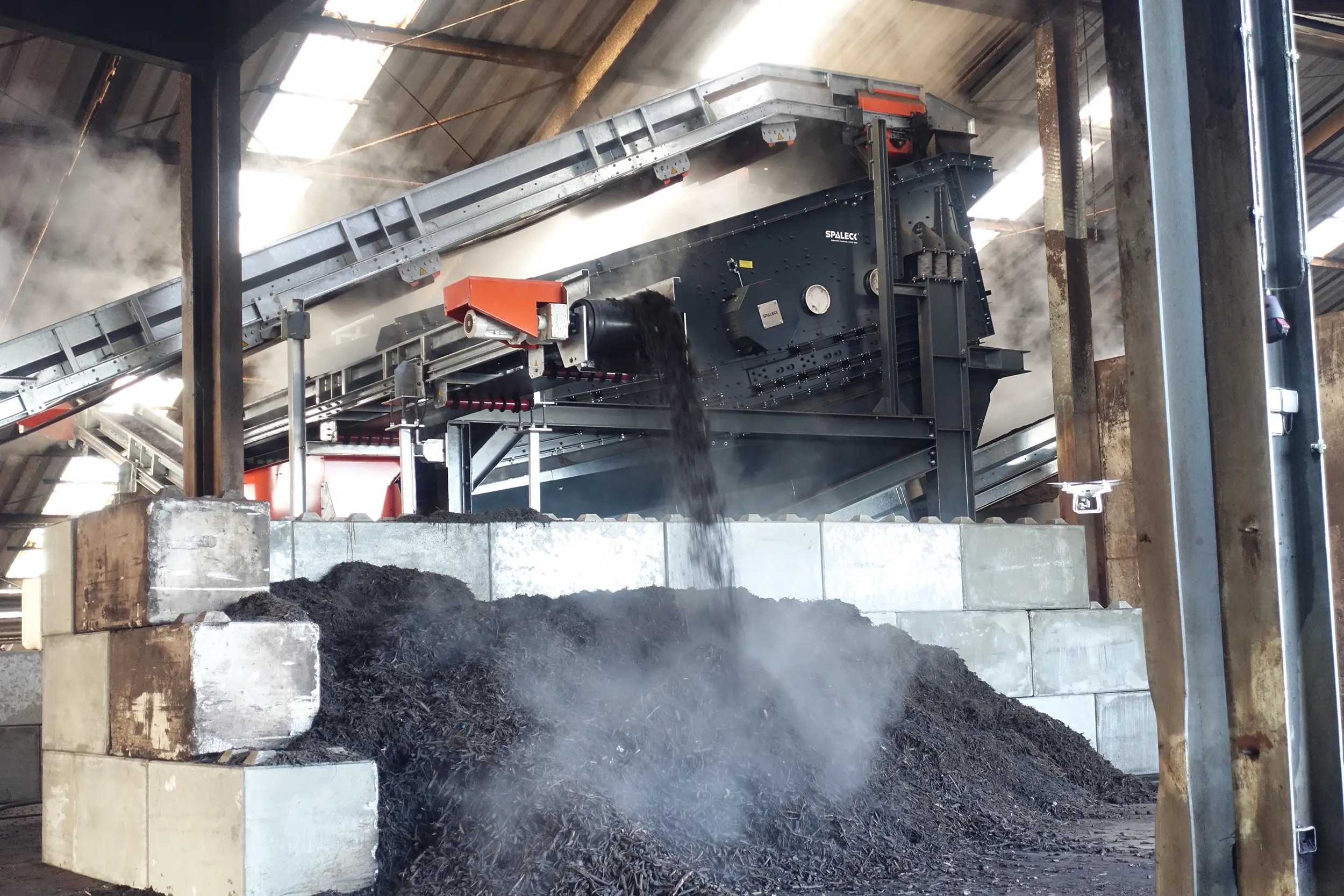 Vagliatrice SPALECK nella produzione di compost: in questo ambito offre il vantaggio di una vagliatura estremamente precisa e di un impegno di pulizia notevolmente ridotto