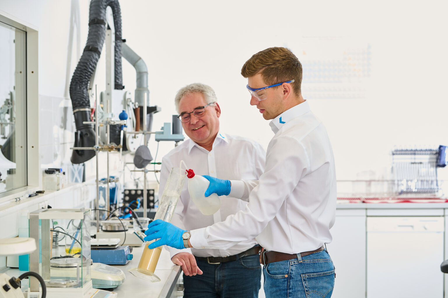Due uomini in un laboratorio, impegnati in un progetto di trattamento delle acque.
