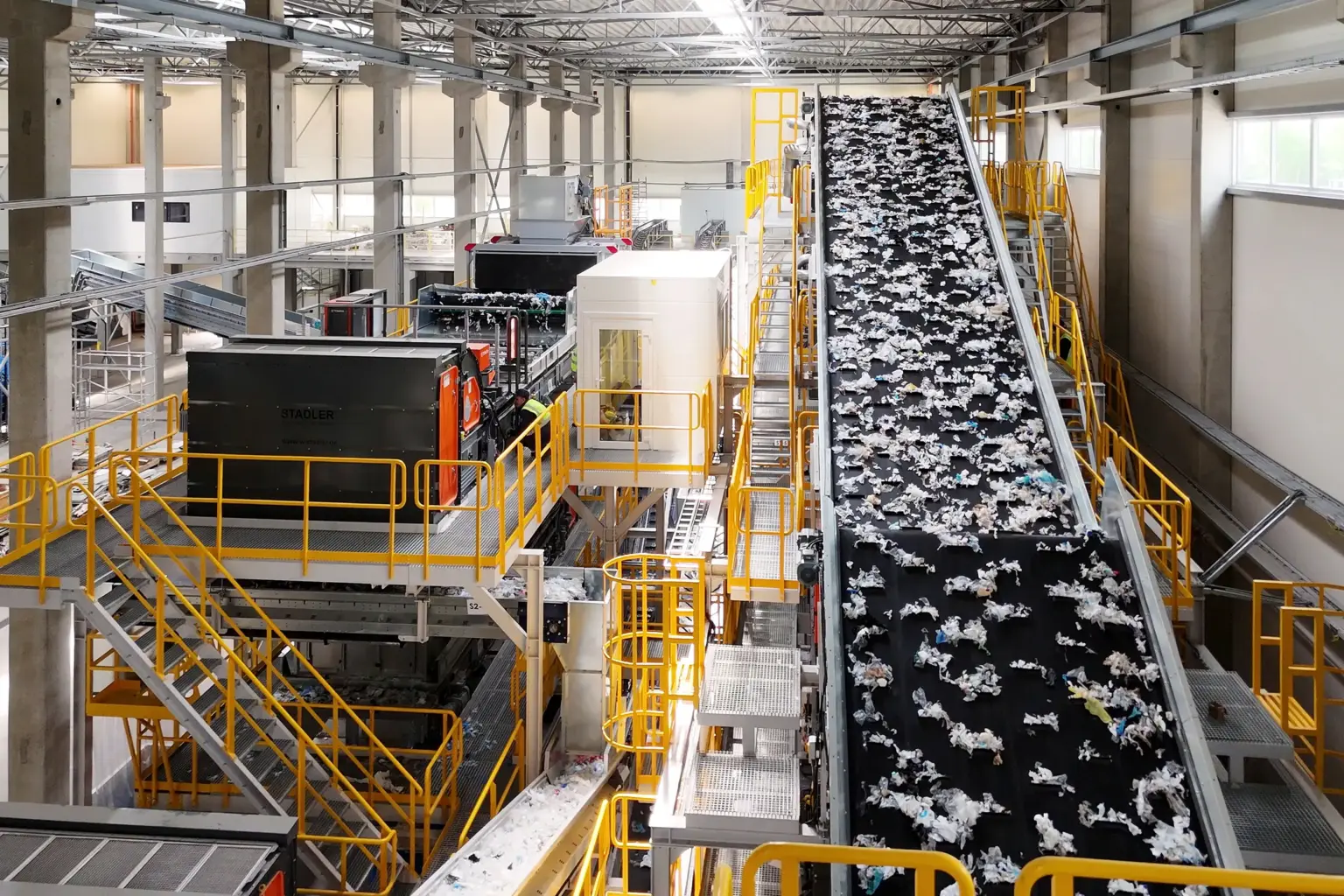 Impianto di riciclaggio con nastro trasportatore per la selezione NIR dei materiali.