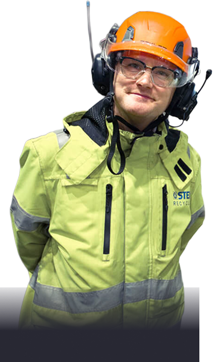 Persona con indosso un abbigliamento di sicurezza, casco e occhiali protettivi.