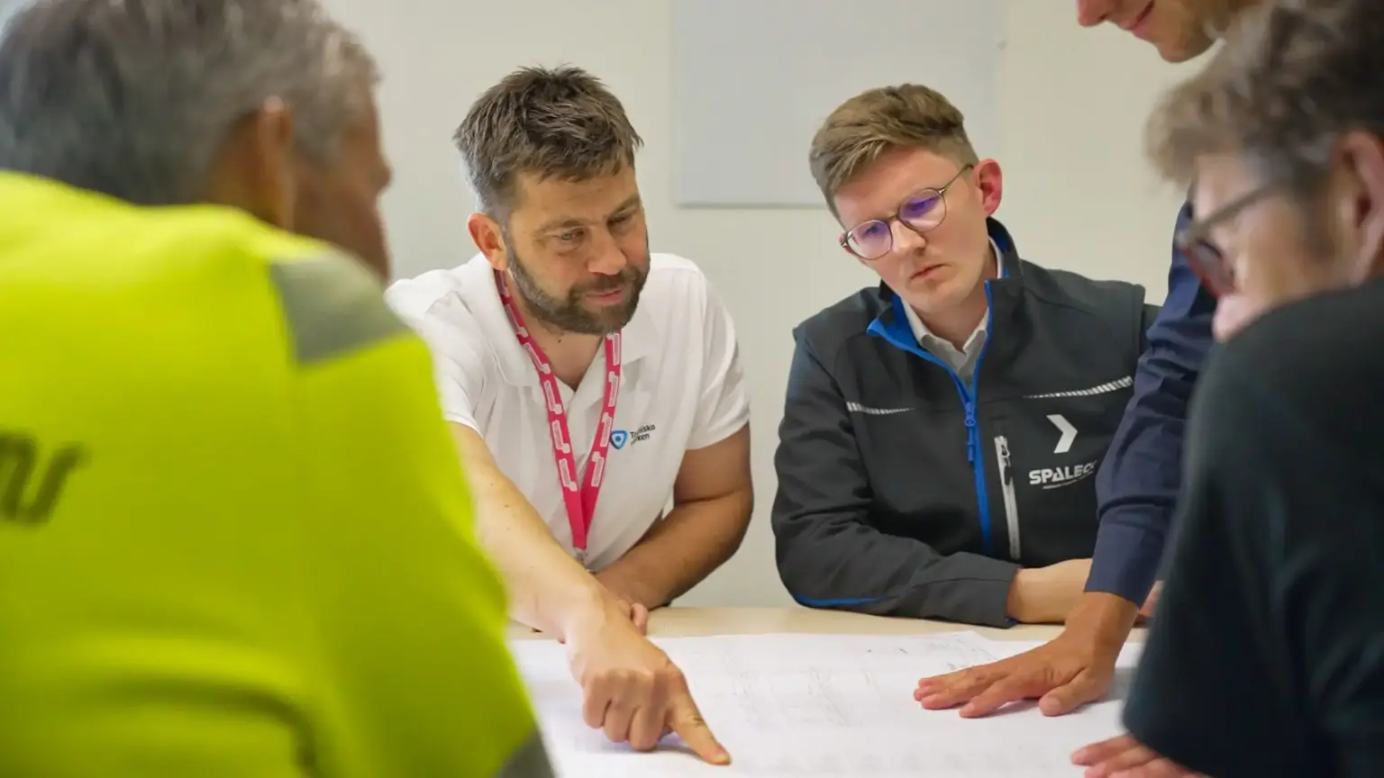 Il team discute un progetto di riciclaggio incentrato sui vagli.