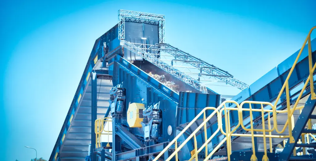 Impianto industriale per il trattamento delle scorie con nastri trasportatori.