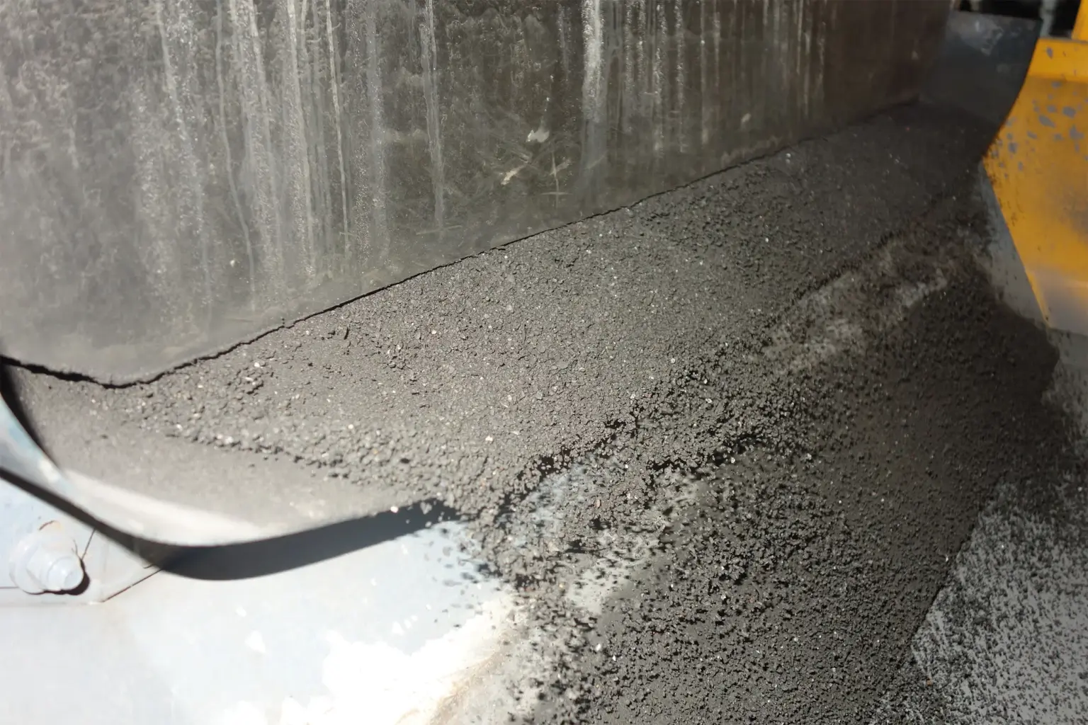Immagine dettagliata del canale di trasporto oscillante SPALECK ActiveCLEAN: si può notare chiaramente che, grazie al principio di autopulizia, il funzionamento avviene senza alcun incrostazione