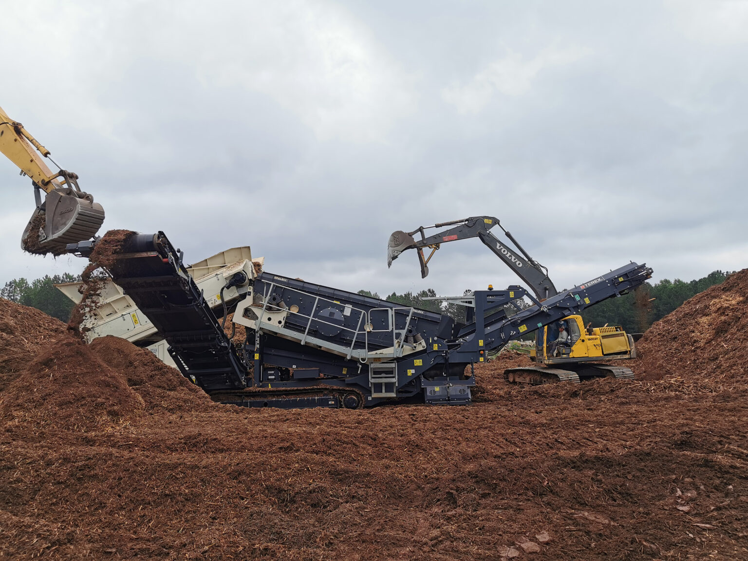 Impianti di vagliatura mobili utilizzati per la lavorazione dei materiali in un cantiere.