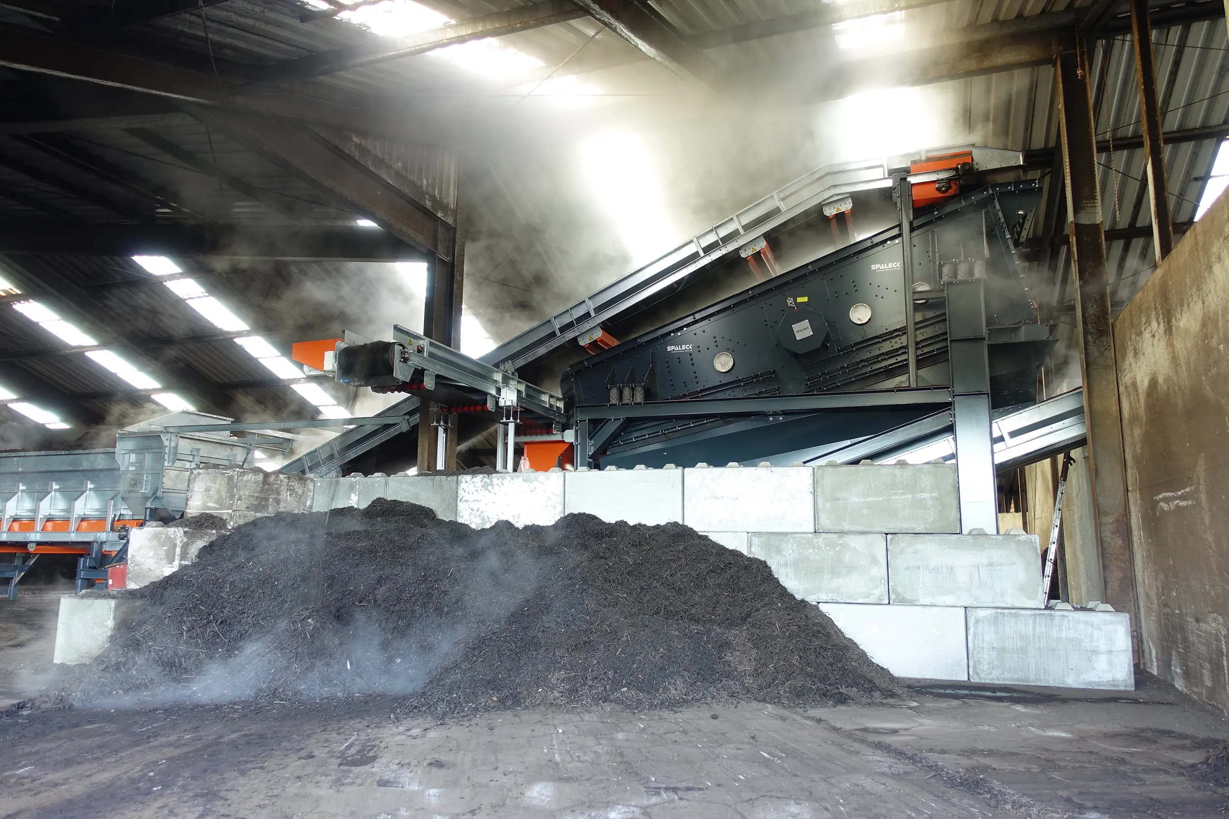 Vagliatrice SPALECK presso uno dei principali produttori di compost e terriccio. La vagliatrice è dotata di speciali piani di vagliatura per la produzione di compost di alta qualità.