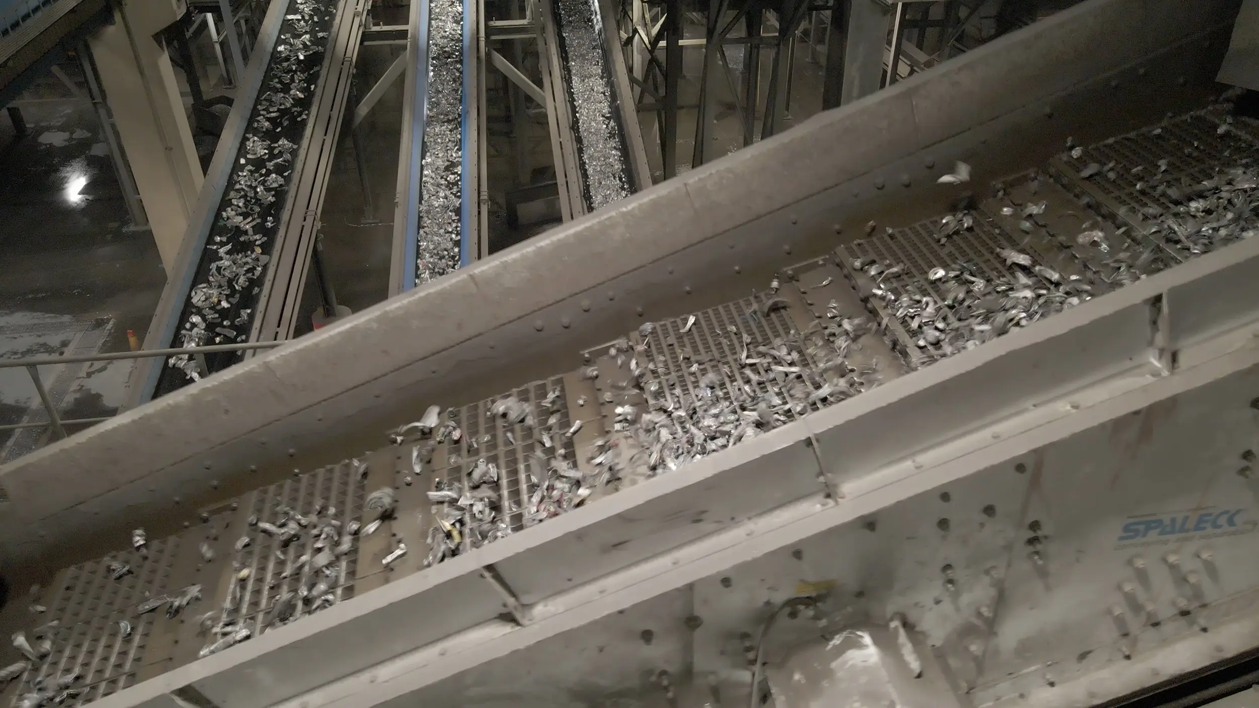 Impianto industriale dotato di vagliatore per la selezione dei materiali riciclabili.