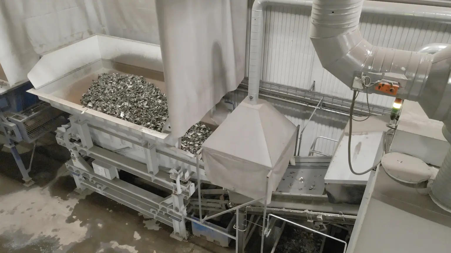 SPALECK ActiveFEED ottimizza l'alimentazione del materiale in un impianto di riciclaggio dei metalli garantendo un flusso costante di materiale verso tre selezionatori XRF