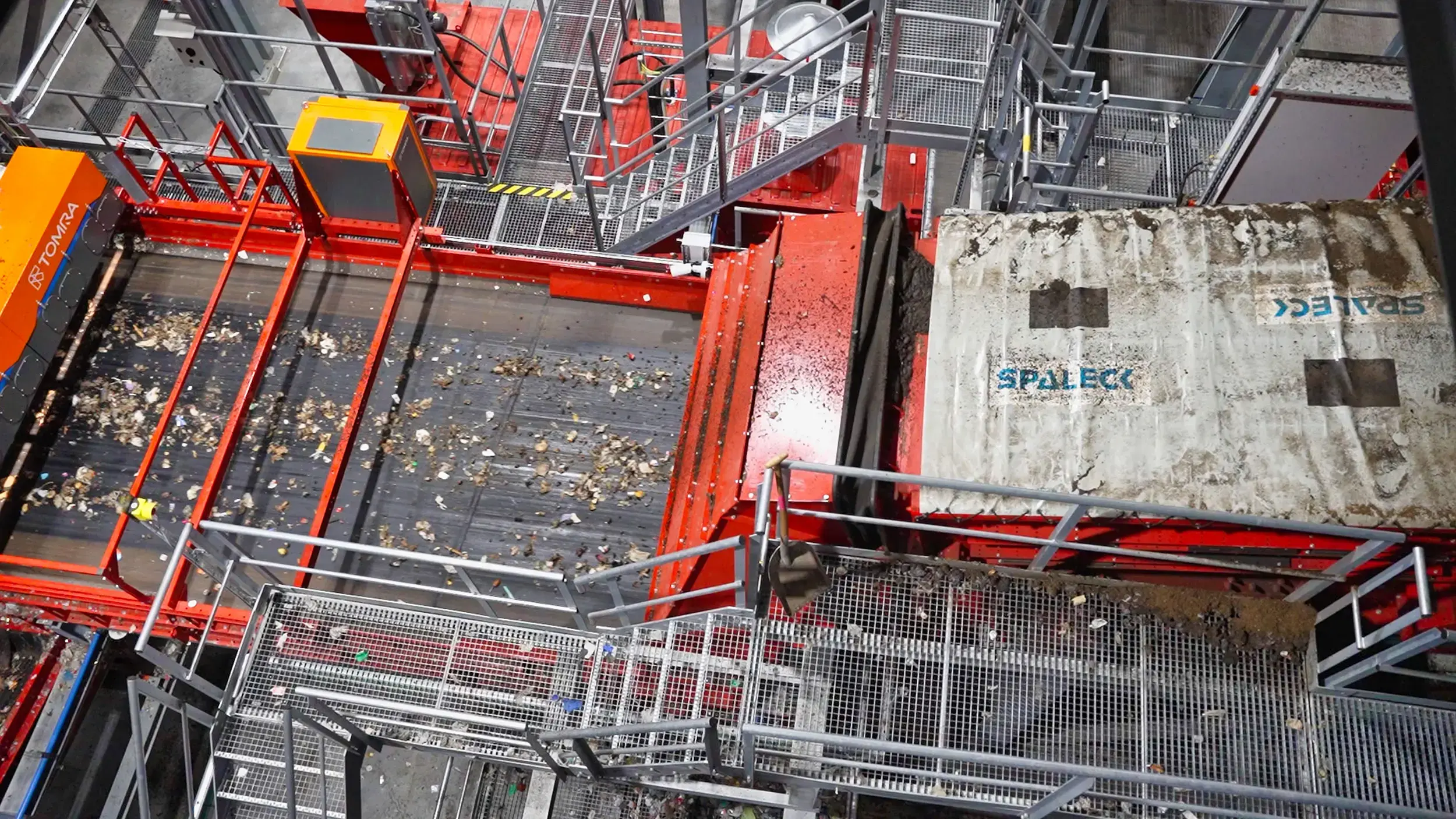 Vagliatrice ad albero tensionato (vaglio Flip-Flow) a monte di un impianto di selezione in un impianto di riciclaggio dei rifiuti urbani. La vagliatrice a albero tensionato SPALECK fornisce materiale vagliato con precisione. La vagliatura delle particelle fini contribuisce in questo caso a garantire il funzionamento ottimale della successiva selezione tramite sensori (macchina Tomra).