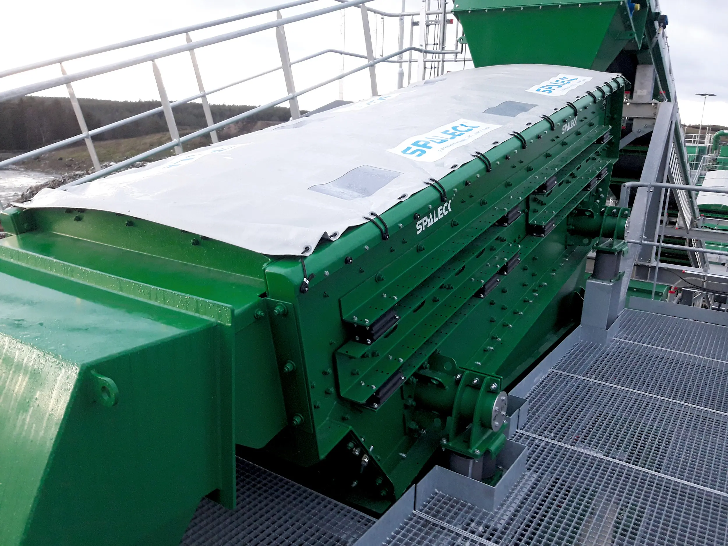 Vaglio a nastro con albero di tensione Flip Flow per scorie, dotato di copertura