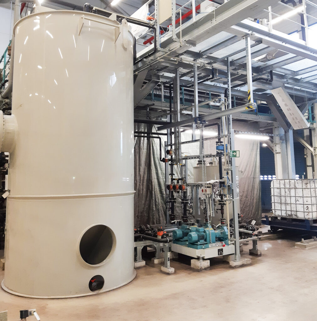 Progetto di un serbatoio destinato alla precipitazione e alla flocculazione nel trattamento delle acque. Accanto a ciò si trovano delle pompe e un sistema di tubazioni.