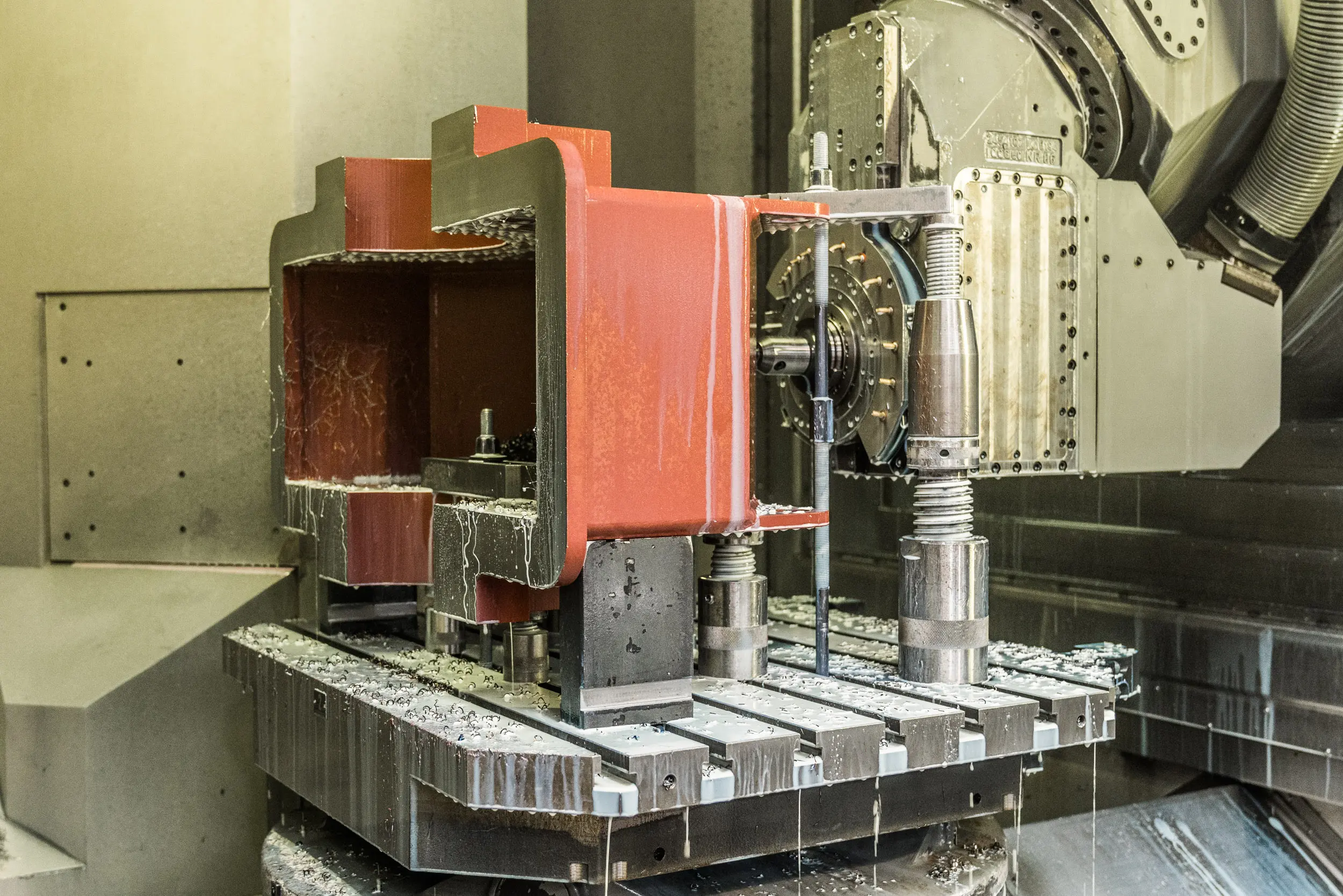 Lavorazione meccanica di un componente di grandi dimensioni su un centro di lavorazione CNC presso l’azienda di produzione su commessa SPALECK