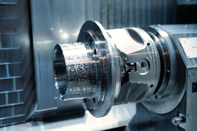 Lavorazione di un pezzo tornito presso l’azienda di subappalto SPALECK – Immagine dettagliata dell’interno della macchina CNC
