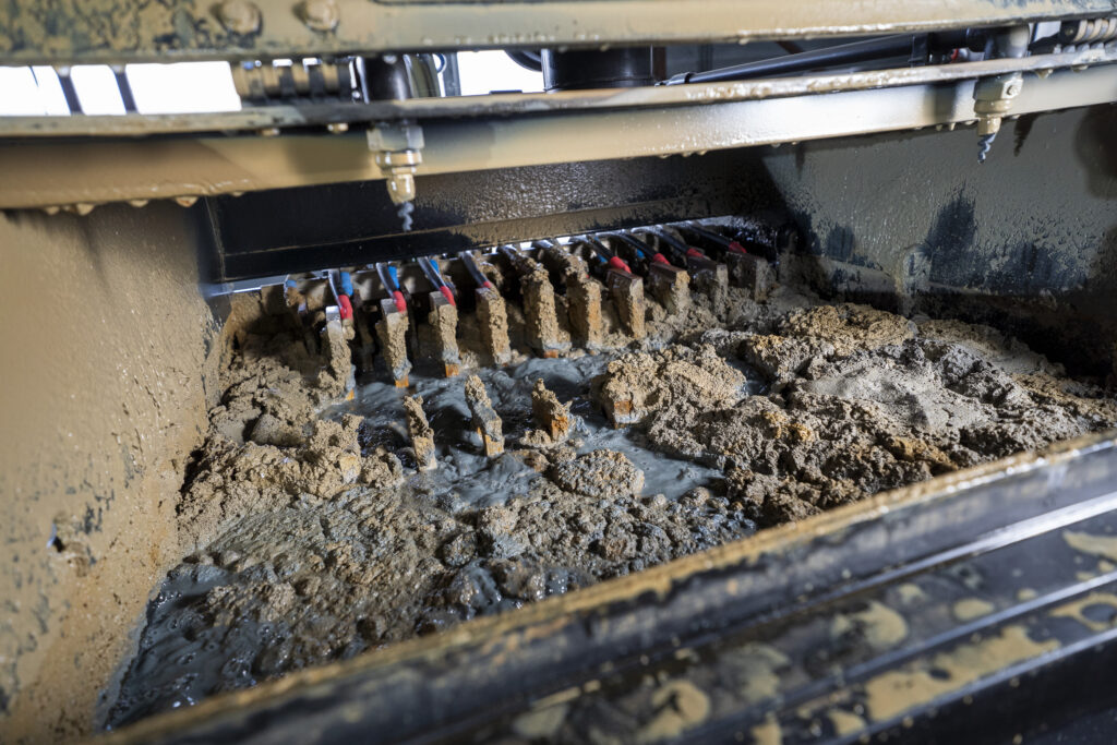 L'elettrocoagulazione SPALECK in azione. Le particelle di sporco presenti nelle acque reflue si agglomerano in fiocchi sotto l'effetto della corrente