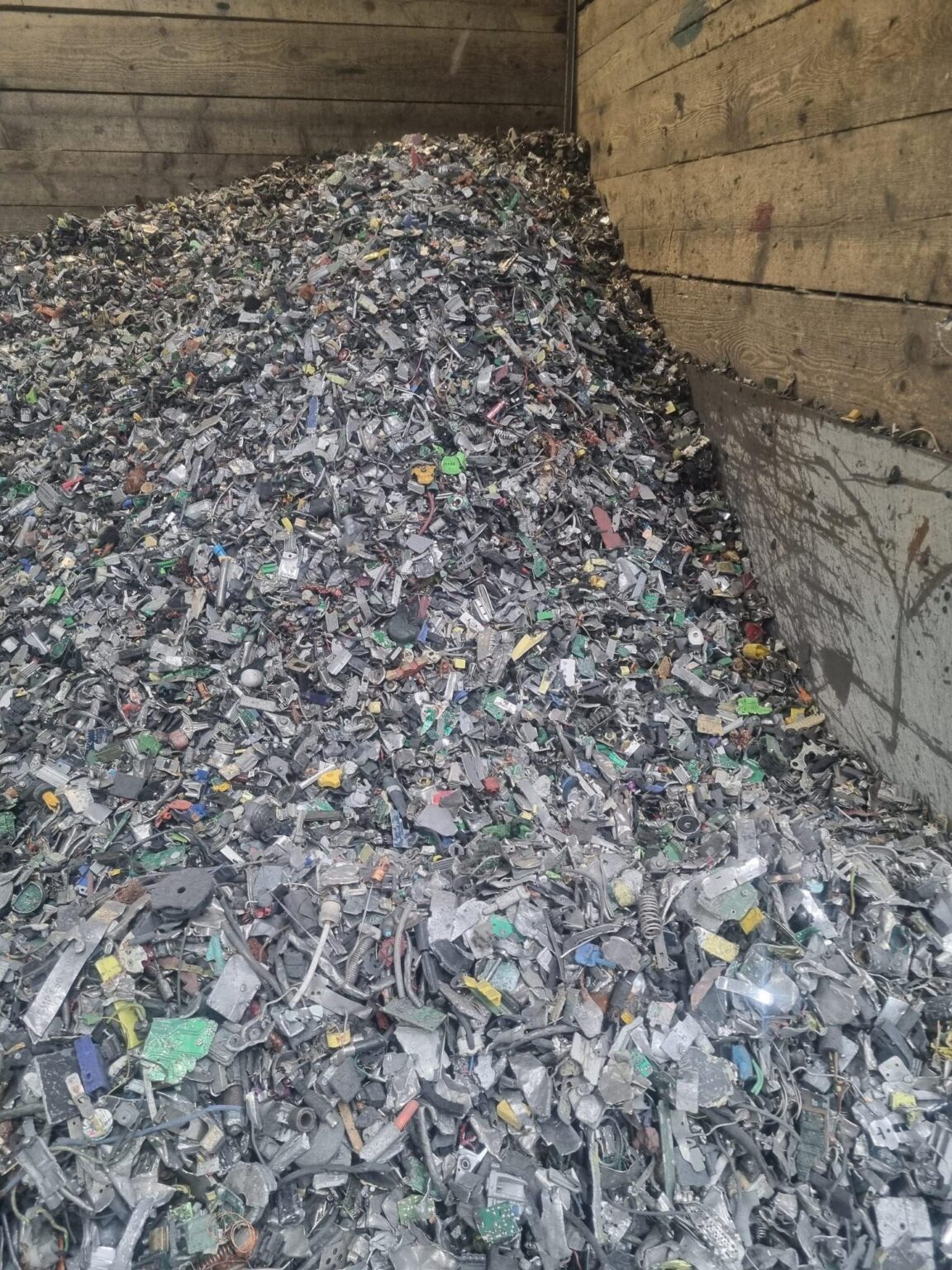 Materiale riciclato proveniente dai rifiuti elettrici prima della cernita
