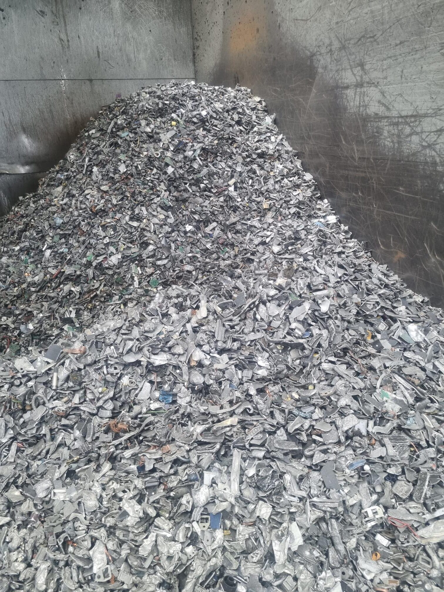 Materiale in entrata destinato alla selezione tramite sensori presso l’azienda di riciclaggio di rifiuti elettronici Immark AG in Svizzera. L'alimentazione del materiale viene ottimizzata con estrema facilità grazie ad ActiveFEED.