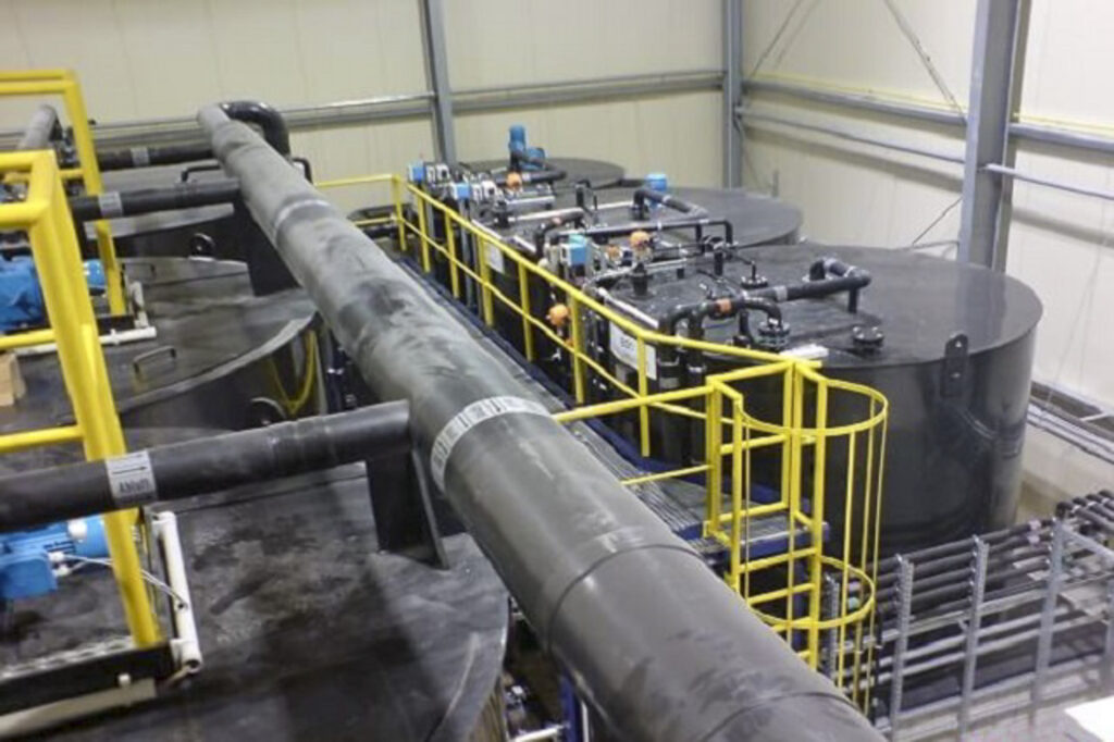 Impianto industriale per il trattamento dell’acqua di ricircolo, dotato di grandi serbatoi e tubazioni.