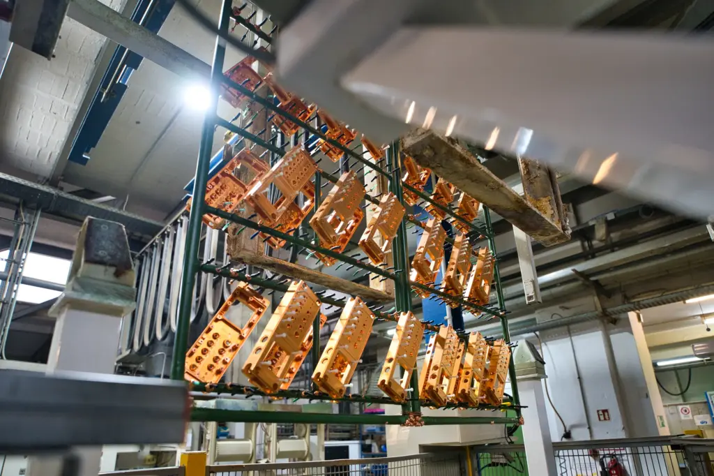 La galvanizzazione dei componenti come fase di lavorazione nel processo di finitura superficiale – in questo caso, i componenti prima dell’immersione nella vasca di galvanizzazione