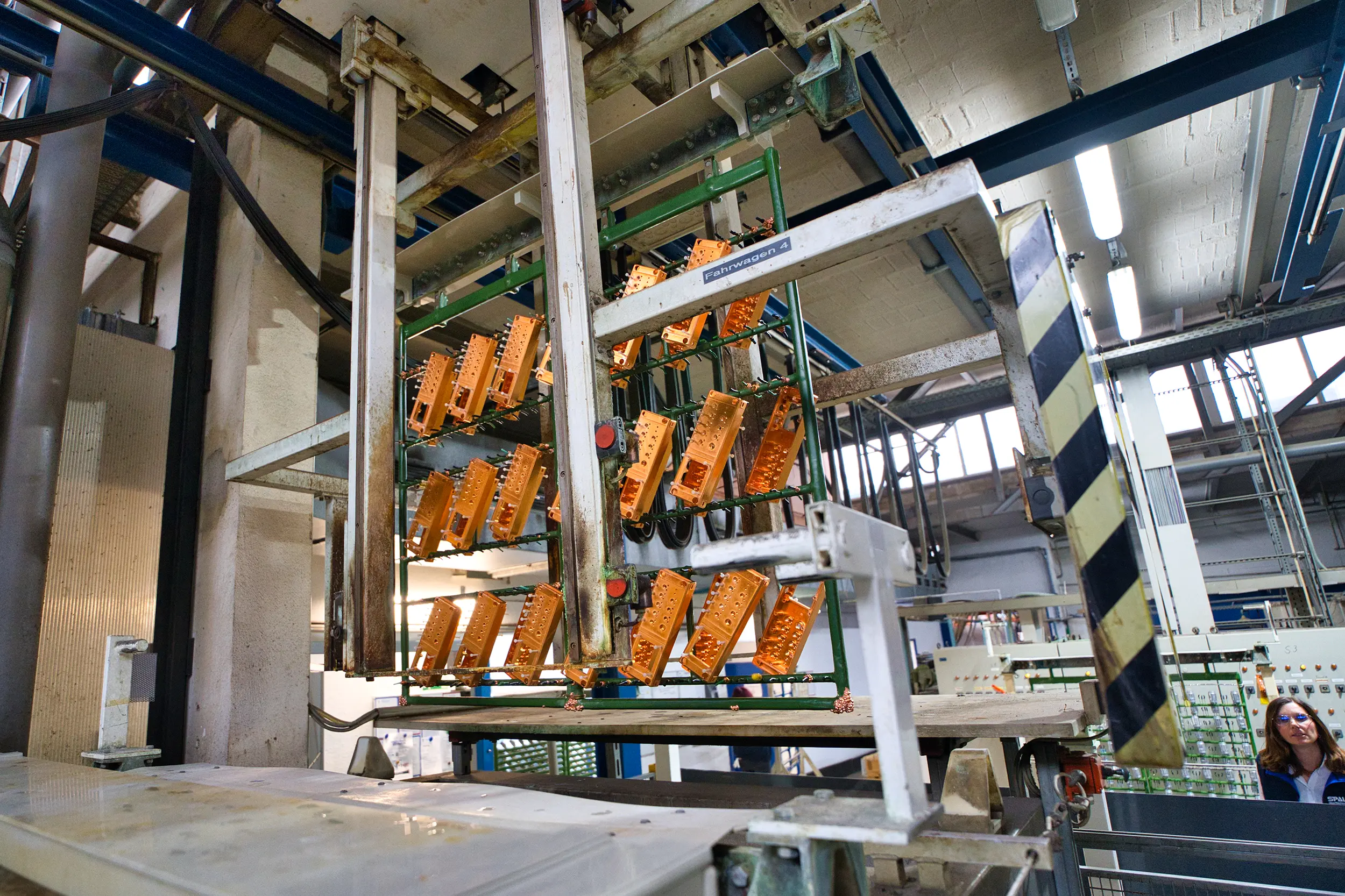 Impianto industriale per il trattamento superficiale di componenti metallici all’interno di un capannone.