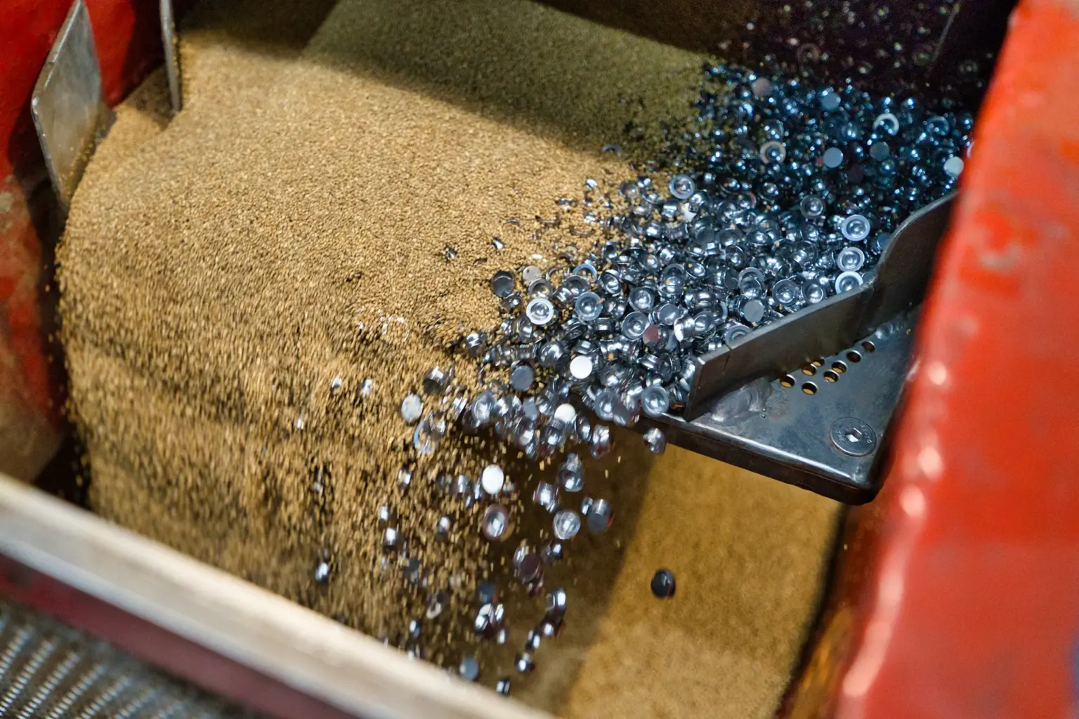 Agenti di lavorazione metallici e sabbiosi per la levigatura a vibrazione in un'unica macchina.