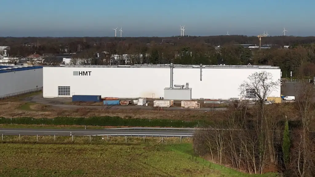 Foto aerea della HMT Industries GmbH & Co. KG; in primo piano la strada statale B67