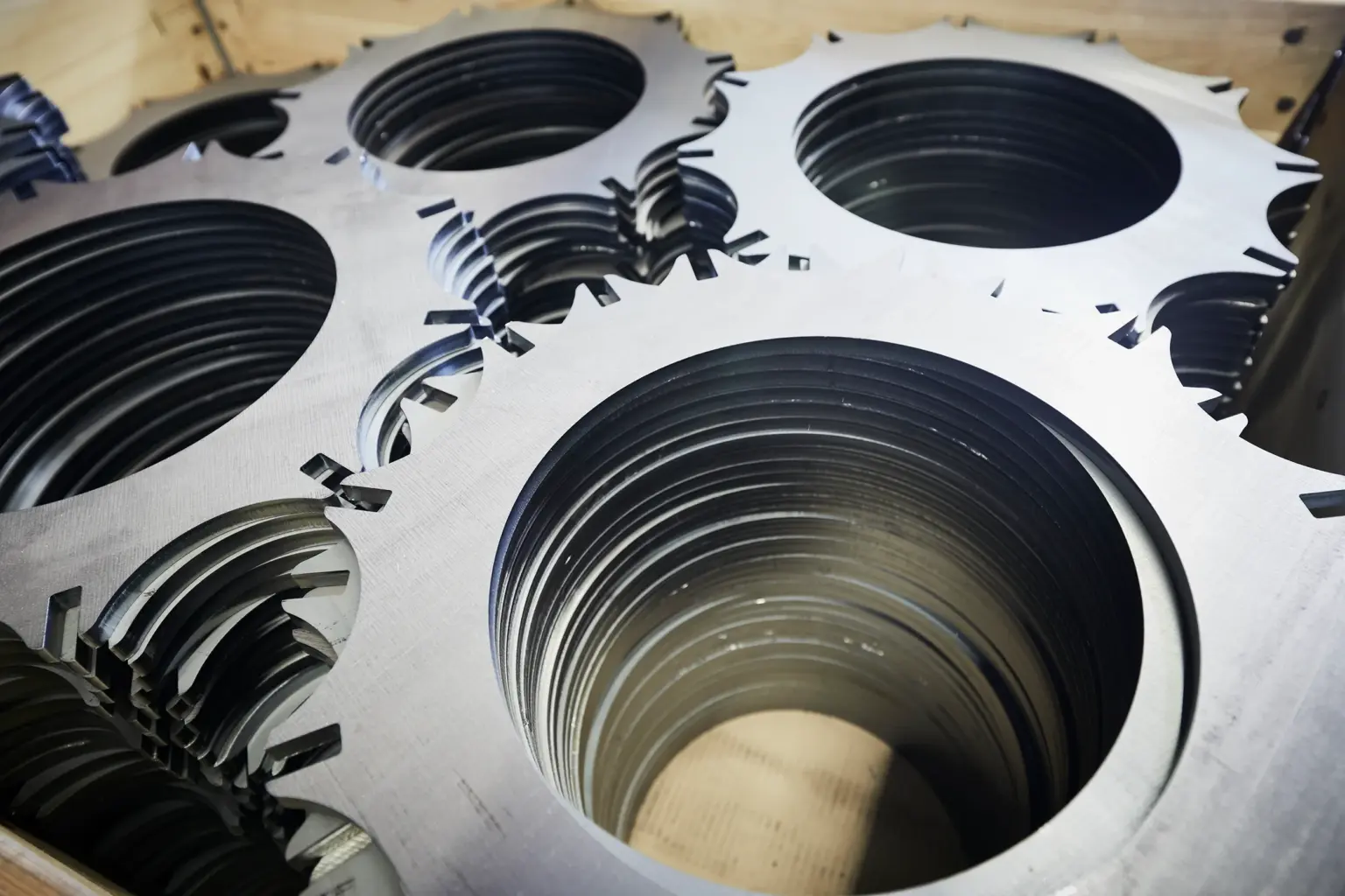 Componenti lavorati al laser impilati su un pallet presso il produttore SPALECK