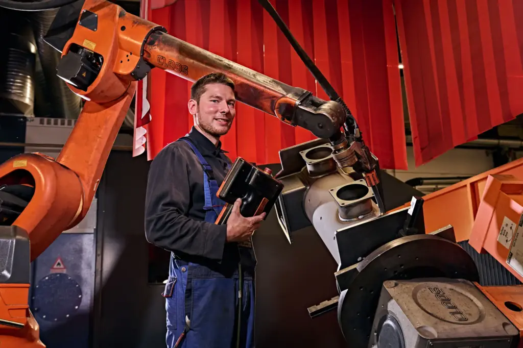 Tecnico di costruzione meccanica addetto al robot di saldatura presso l'azienda di produzione conto terzi SPALECK
