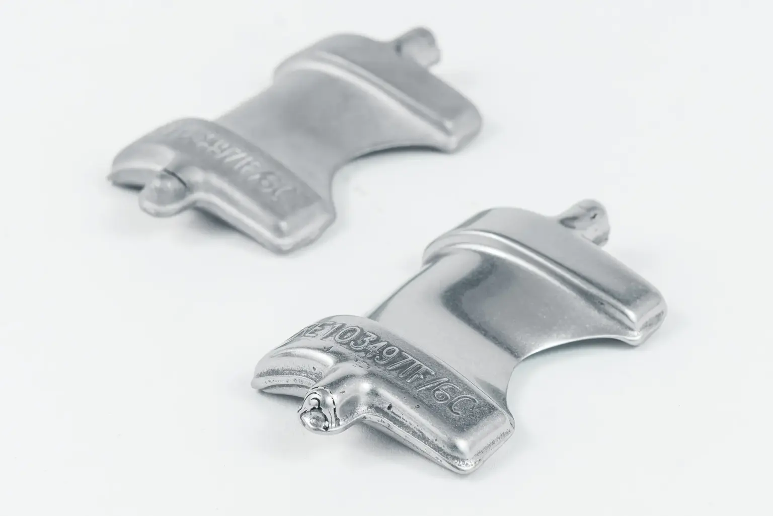 Due componenti metallici con superficie liscia, esempio di finitura superficiale.