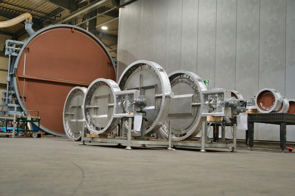 Produzione su misura di raccordi per fumi e serrande industriali di HMT