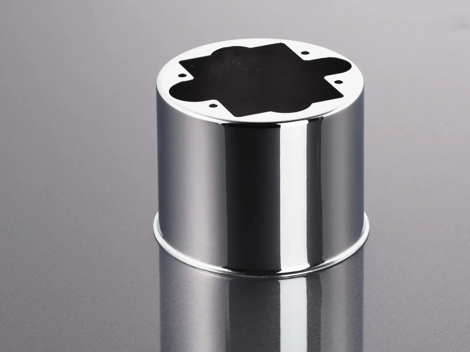 Cilindro metallico con superficie lucida come esempio di finitura superficiale.