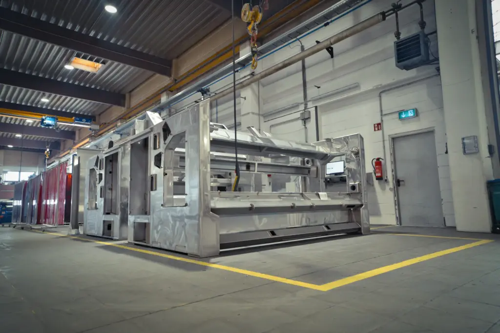 Grande gruppo saldato nella linea di produzione di SPALECK. I gruppi saldati, comprese la lavorazione meccanica e l’assemblaggio dei componenti, costituiscono parti integranti di impianti di produzione alimentare di grandi dimensioni. Qui sono ancora in fase di produzione presso lo stabilimento del subappaltatore SPALECK.