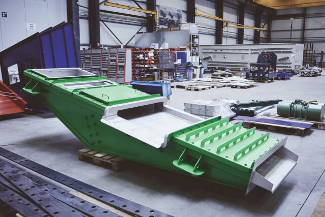 Canale di trasporto oscillante SPALECK in versione parzialmente coperta per l’utilizzo di un magnete a nastro