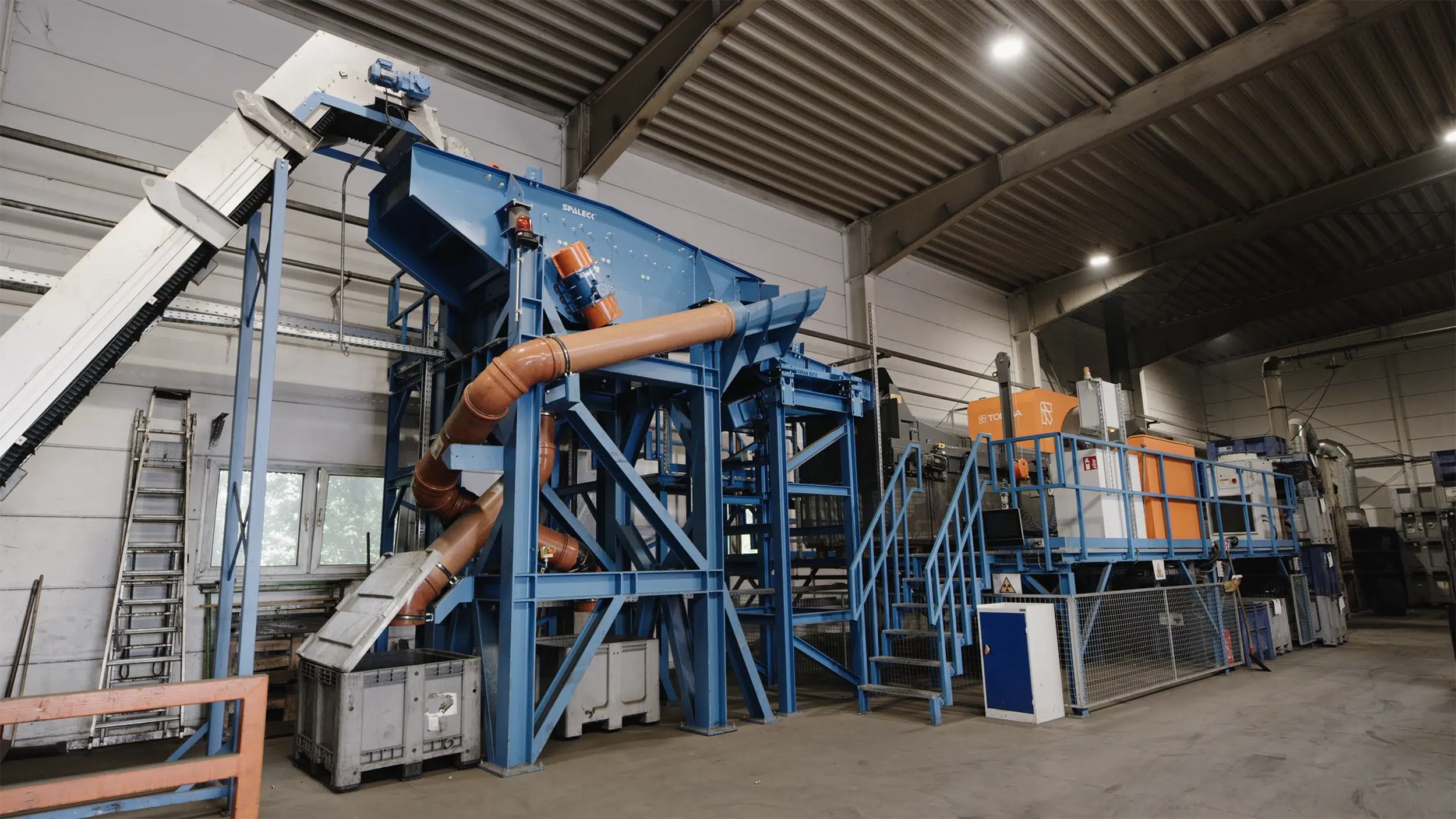 La vagliatrice SPALECK nel riciclaggio delle batterie: in questa fase classifica le batterie con precisione in base alle dimensioni, affinché il successivo impianto di selezione a raggi X possa smistarle in base ai componenti
