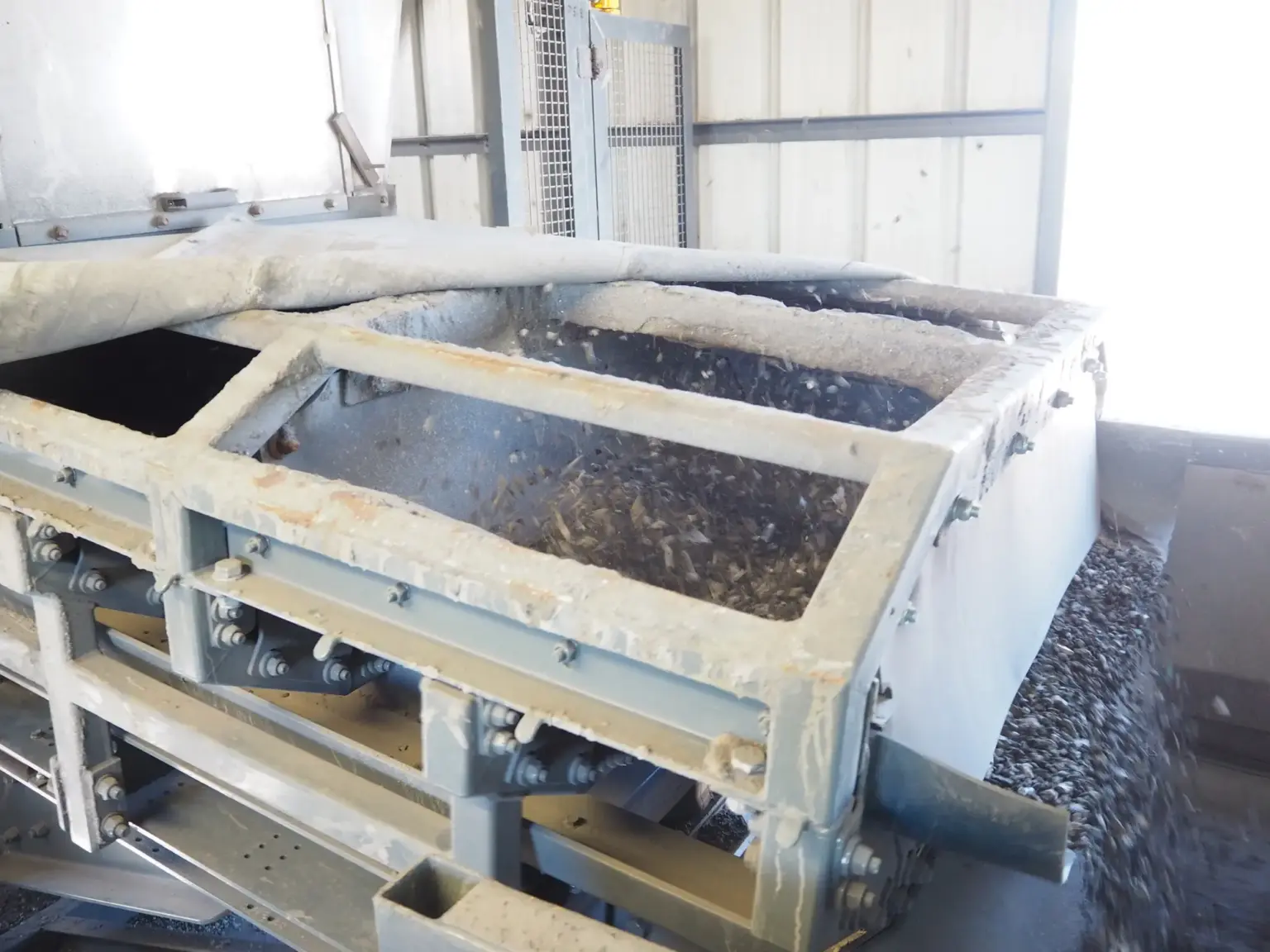 Il canale di trasporto SPALECK ActiveCLEAN, impiegato nel trattamento delle scorie, consente un'alimentazione del materiale senza necessità di pulizia
