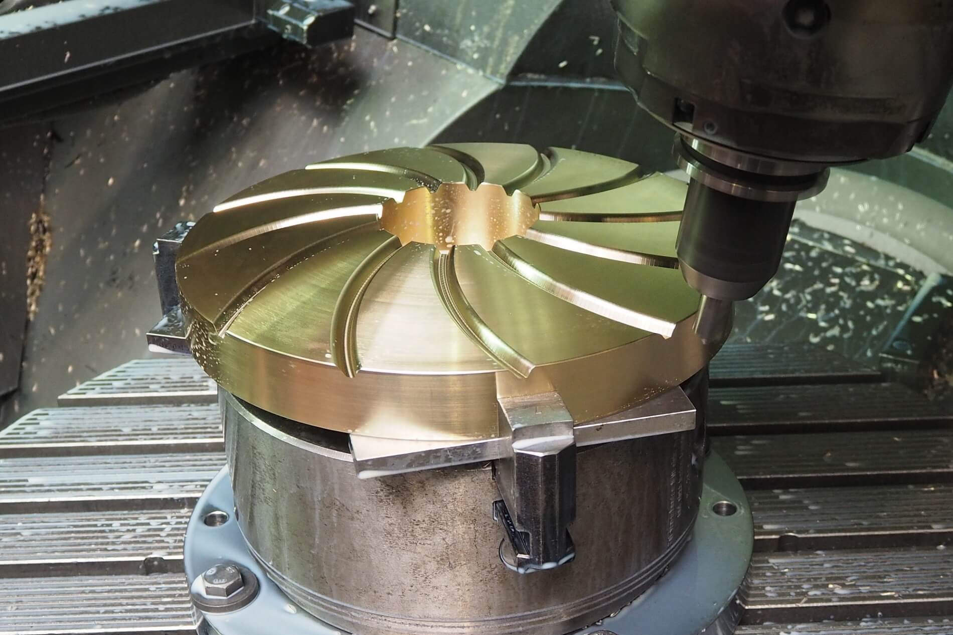 Lavorazione meccanica a controllo numerico (CNC): in questo caso, la produzione di un pezzo fresato complesso presso l’azienda di lavorazione conto terzi SPALECK