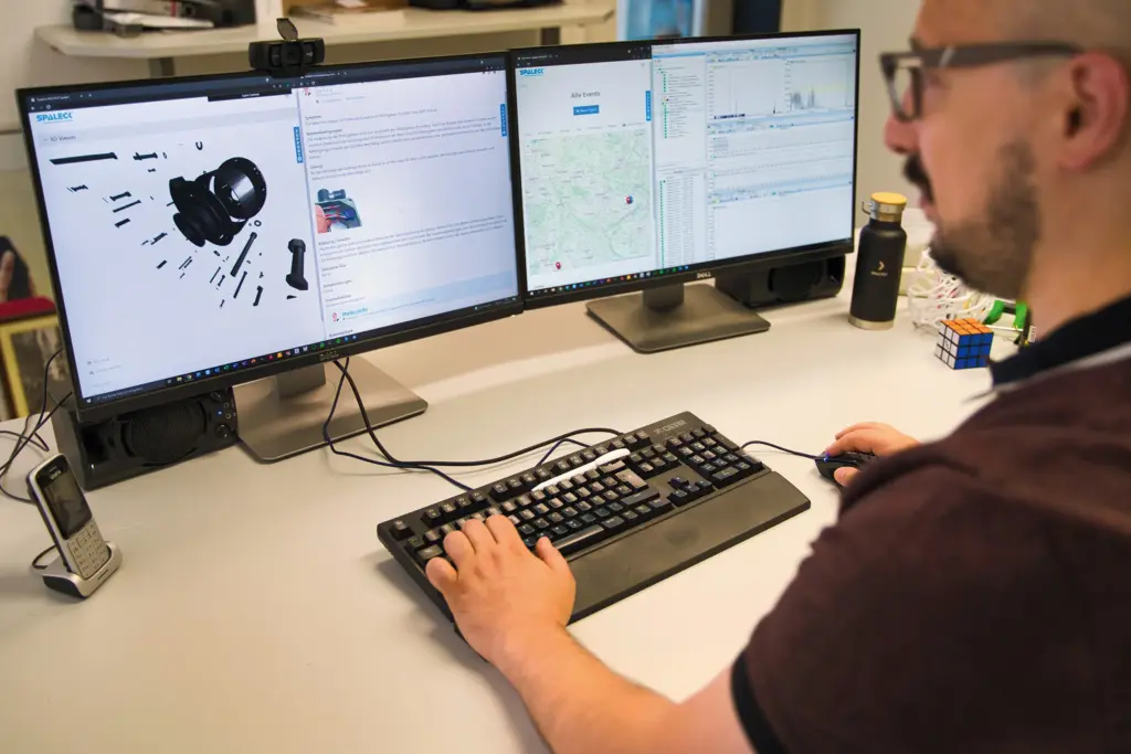 SPALECK, esperto di vagliatrici, al computer con il sistema SPALECK CONNECT