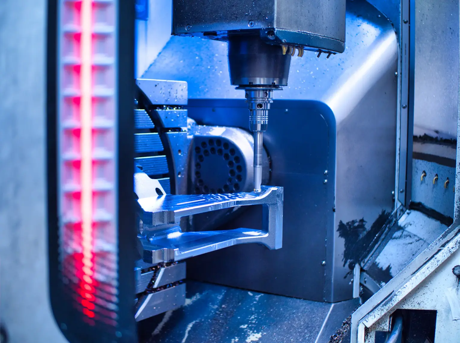 Lavorazione di pezzi fresati presso SPALECK: in questo caso, la fresatura CNC di un componente per veicoli ferroviari