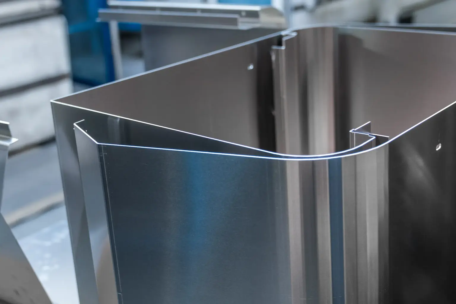 Lamiere metalliche durante la piegatura e la formatura in un'officina